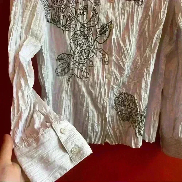 Y2K Black and White long sleeve crinkle top button up size Small - Picture 4 of 6